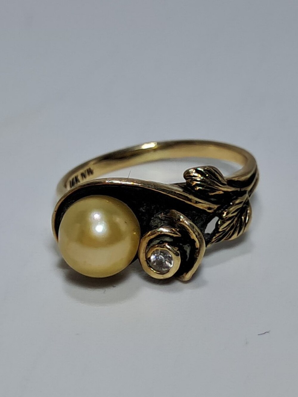 Vintage 14K Yellow Gold Cultured Pearl & Diamond Accent Leaf Ring Size 5.5 - Picture 3 of 5